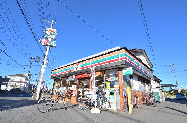 Convenience store. 300m to Seven-Eleven (convenience store)