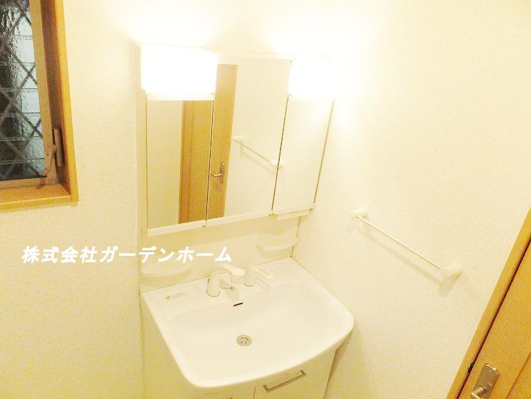 Wash basin, toilet. It is very easy-to-use wash basin because the space also is enough to put the thing !!