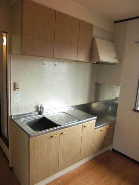 Kitchen. Since the kitchen next to a large window, Bright ventilation is also good.