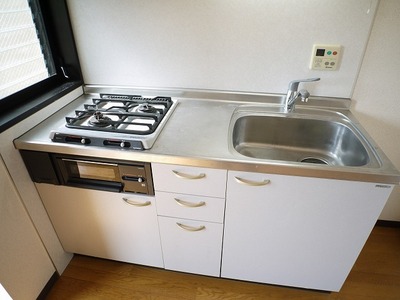 Kitchen. Two-burner gas stove with grill. 