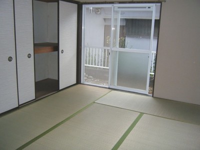 Living and room. The Japanese has 2 between the content storage