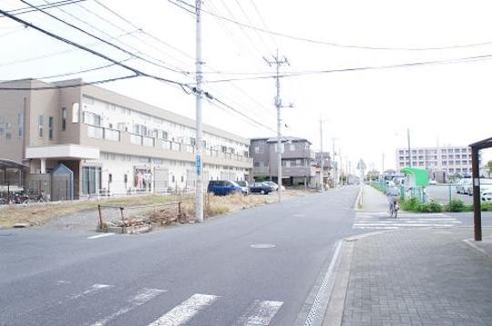 Local photos, including front road. Frontal road