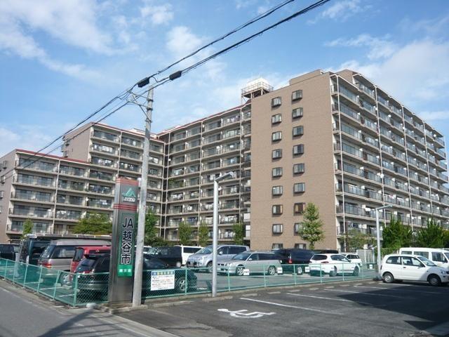 Local appearance photo. Popular condominium