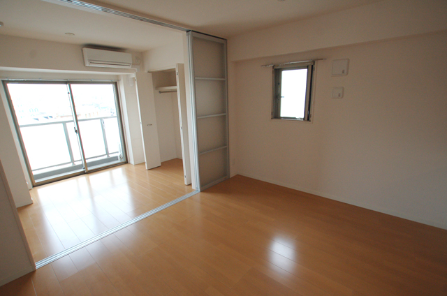 Living and room. Bright south-west-facing room ☆ It is a cozy space of two-sided lighting ☆ 