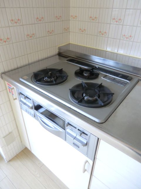 Kitchen. System kitchen, 3-neck gas stove. City gas is a happy condition