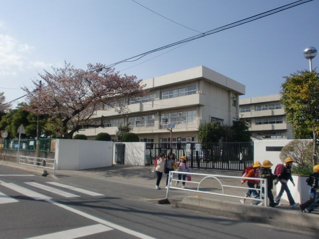 Primary school. Municipal Omano up to elementary school (elementary school) 1100m