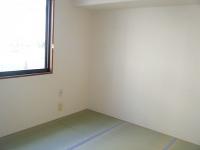 Living and room. The east side of the 4.5 Pledge of Japanese-style room