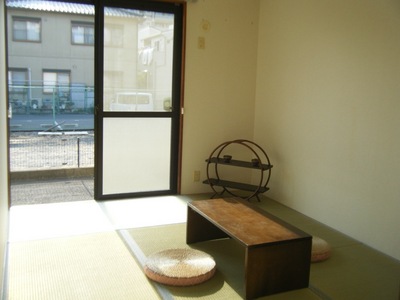 Living and room. Japanese-style room is 6 quires.
