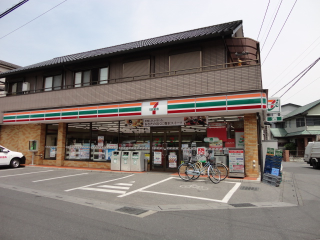 Convenience store. Eleven large bag Ekimae up (convenience store) 589m