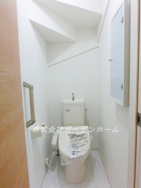 Toilet. ■ Because there restroom also two places, I am happy is such a busy morning ■