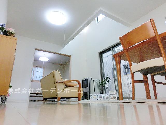 Living. ■ A blow-by, Rich sense of openness living ■