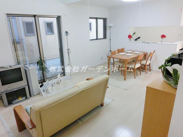 Living. ■ Wider family of smile in the bright living room ■