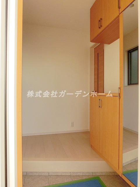 Entrance. ■ Entrance to welcome the main ■