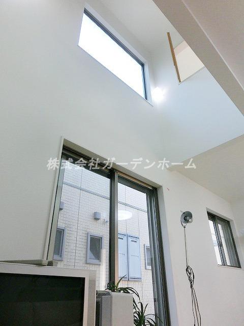 Other introspection. ■ Gentle sun-drenched atrium from part, Us carry the nature and smile ■