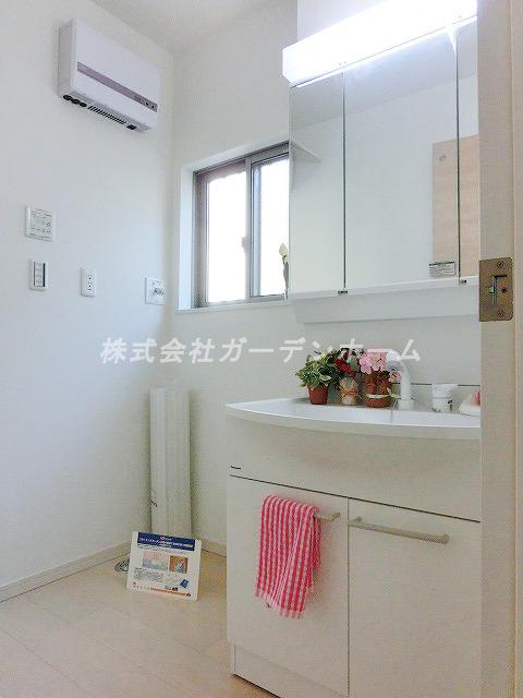 Wash basin, toilet. ■ Independent wash basin indispensable for grooming ■