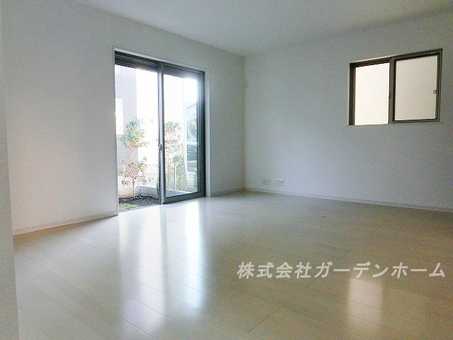 Living. ■ Wider family of smile in the bright living room ■