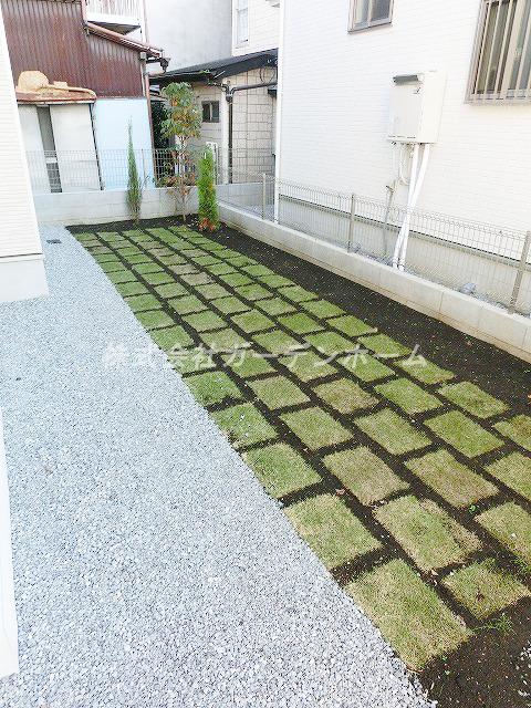 Garden. ■ Residential home charm is jammed, The south side of the garden ■