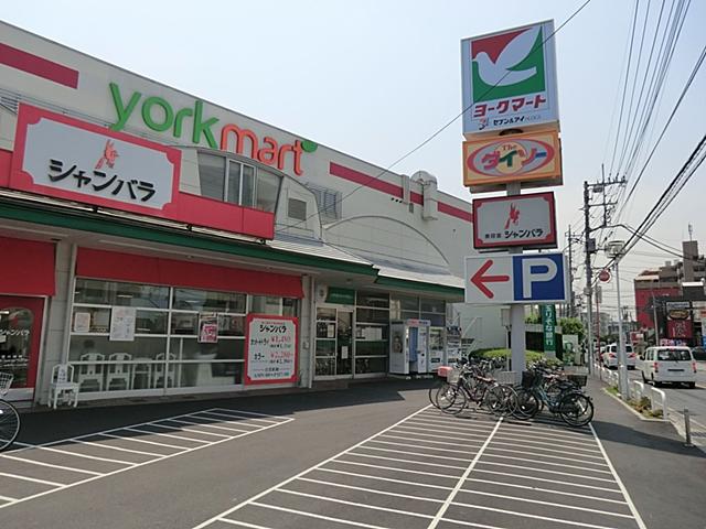 Supermarket. York Mart Koshigaya until the Red Mount shop 1200m