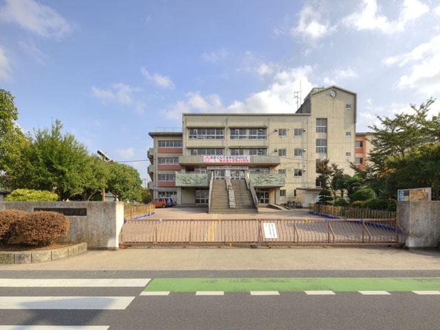 Primary school. 1200m until Minami Sakurai Elementary School