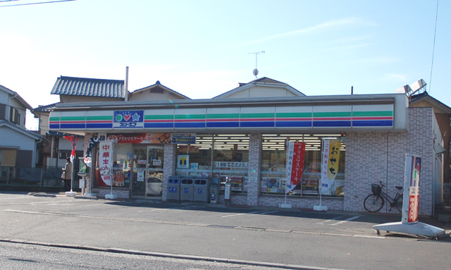 Convenience store. Three F Koshigaya Miyamae store up (convenience store) 208m