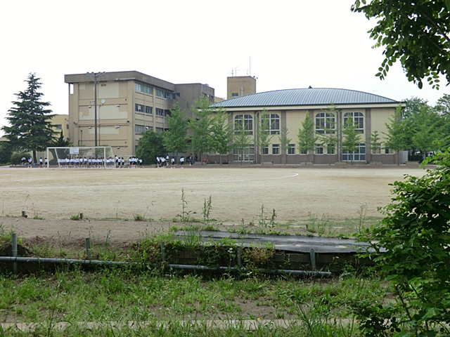 Junior high school. Koshigaya Municipal central junior high school (junior high school) up to 657m