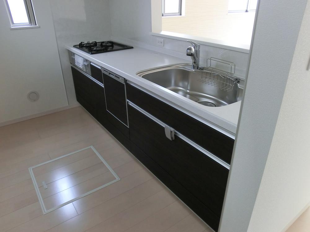 Same specifications photo (kitchen). Since the popularity of face-to-face kitchen can enjoy the conversation with your family, even while the dishes. Rear clean up with happy a Dishwasher. 