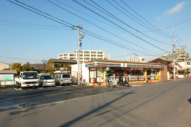 Convenience store. Seven-Eleven Gamonishi-cho 1-chome to (convenience store) 631m