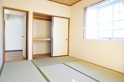 Living and room. Bright Japanese-style room with a bay window with