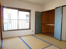 Living and room. Japanese-style room (I changed the table before you move)