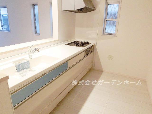 Kitchen. ■ Popular face-to-face system kitchen to wife ■
