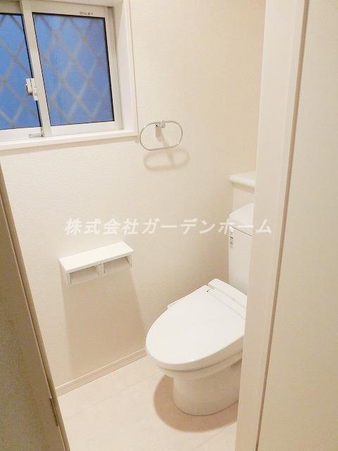 Toilet. ■ Because there restroom also two places, I am happy is such a busy morning ■