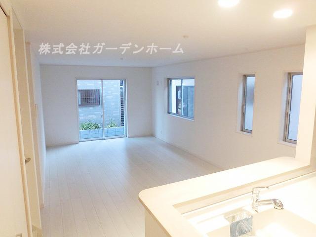Living. ■ Wider family of smile in the bright living room ■