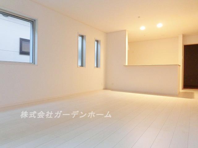 Living. ■ Wider family of smile in the bright living room ■