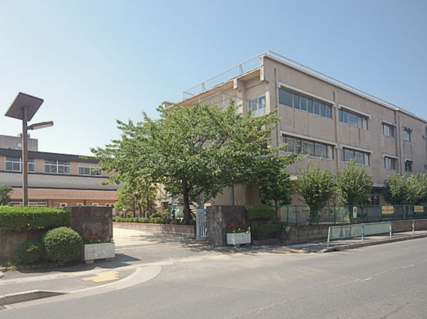 Surrounding environment. Municipal Minami Koshigaya elementary school (about 80m)