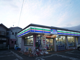 Convenience store. Three F (convenience store) to 400m