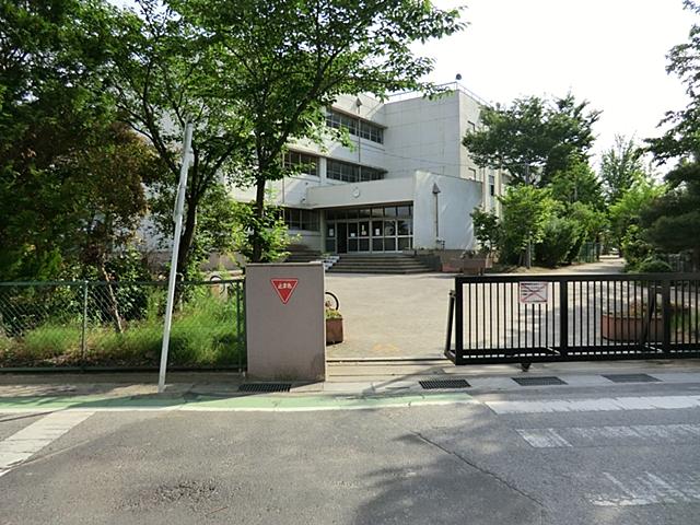 Primary school. 1800m until the Municipal large Sagami Elementary School