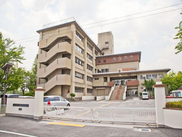 Junior high school. Large Sagami junior high school