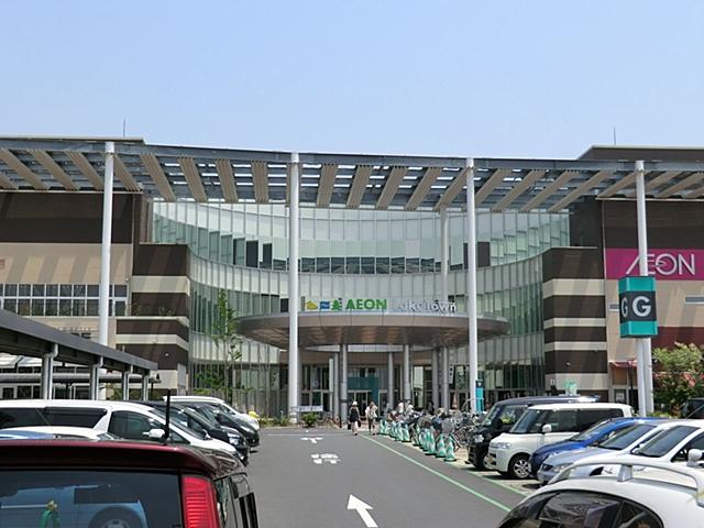 Shopping centre. Aeon Lake Town