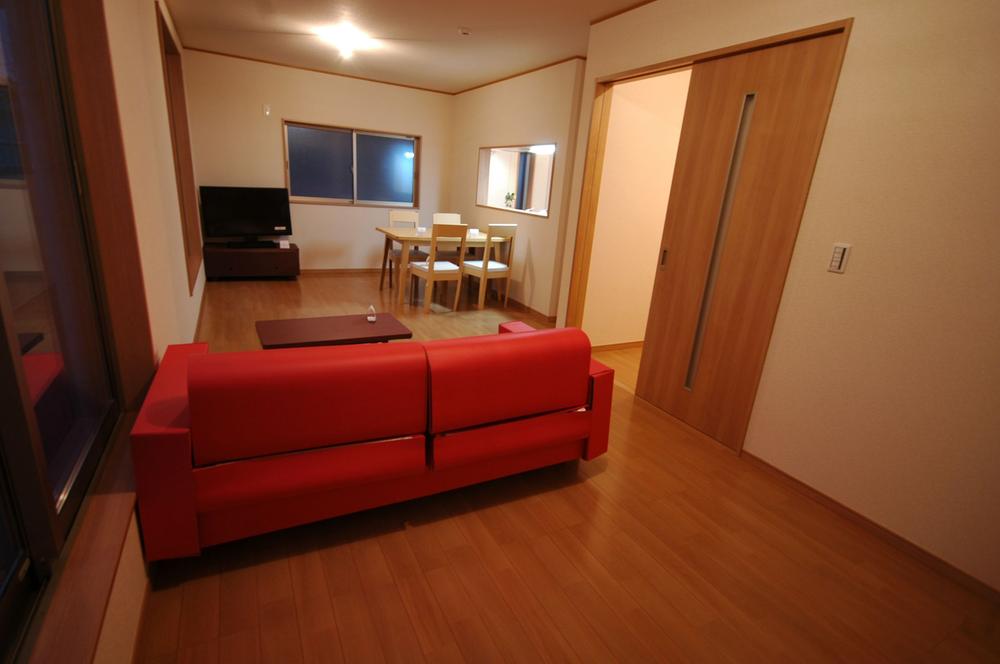 Living. ◆ ◇ ◆ How! 18 Pledge of spacious LDK! Is very bright in the three-sided lighting! ◆ ◇ ◆