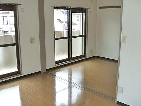 Living and room. Bright outside in the open-minded LDK family gatherings! Window is spacious balcony