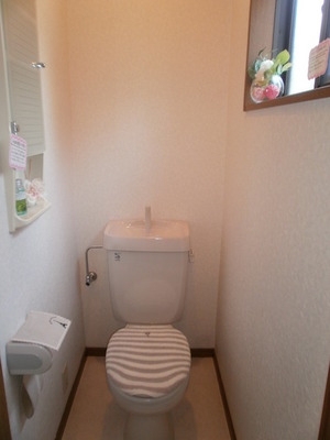 Toilet.  ☆ With a convenient window to the storage rack and ventilation ☆ It is a photograph at the time of model room ☆