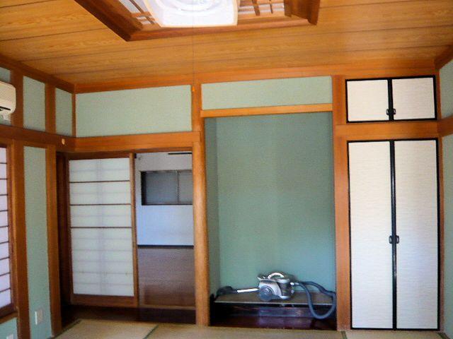 Non-living room. It is the alcove of the Japanese-style room.