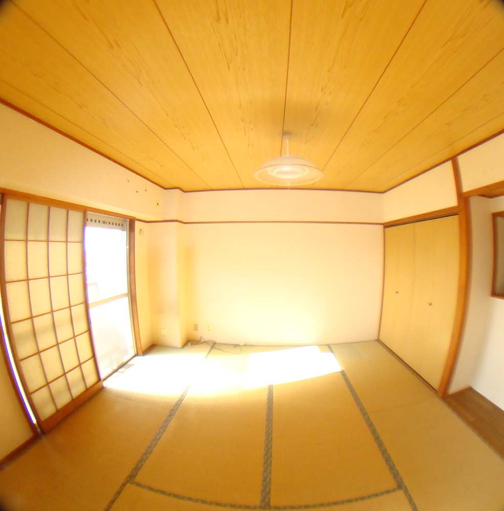 Other room space. Also become a playground for children Japanese-style room is bright south-facing