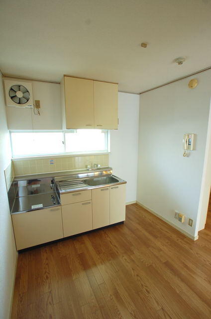 Other room space. Dishes also Hakadori likely in the kitchen space spacious