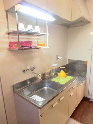 Kitchen. It is a photograph at the time of model room implementation!