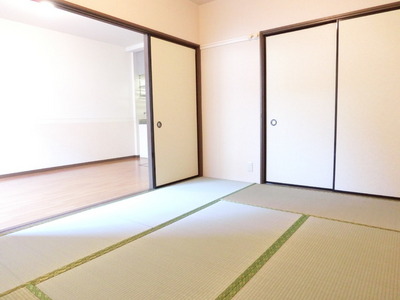 Living and room. Japanese-style room that can be used by connecting with the living