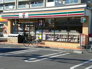 Convenience store. Seven-Eleven Koshigaya Higashiosawa 2-chome up (convenience store) 622m