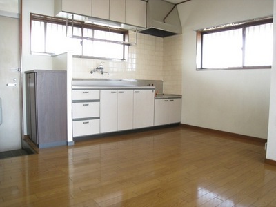 Living and room. Good ventilation in the window with the kitchen