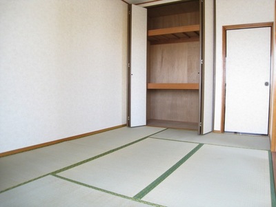 Living and room. Safe Japanese-style room also to small children