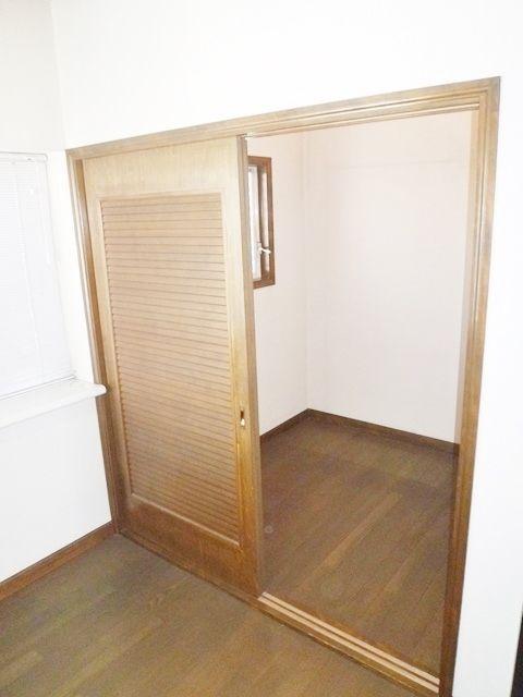 Receipt. Walk-in closet